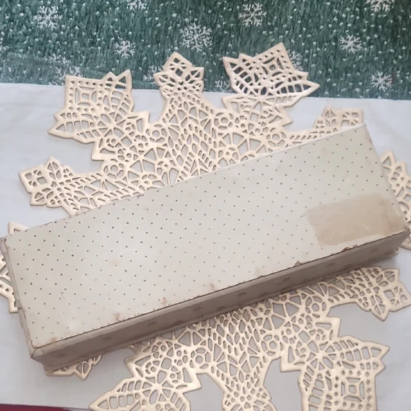 Vintage Embroidered Glove Box – Floral Threadwork – Satin or Silk Exterior - Picture 6 of 9